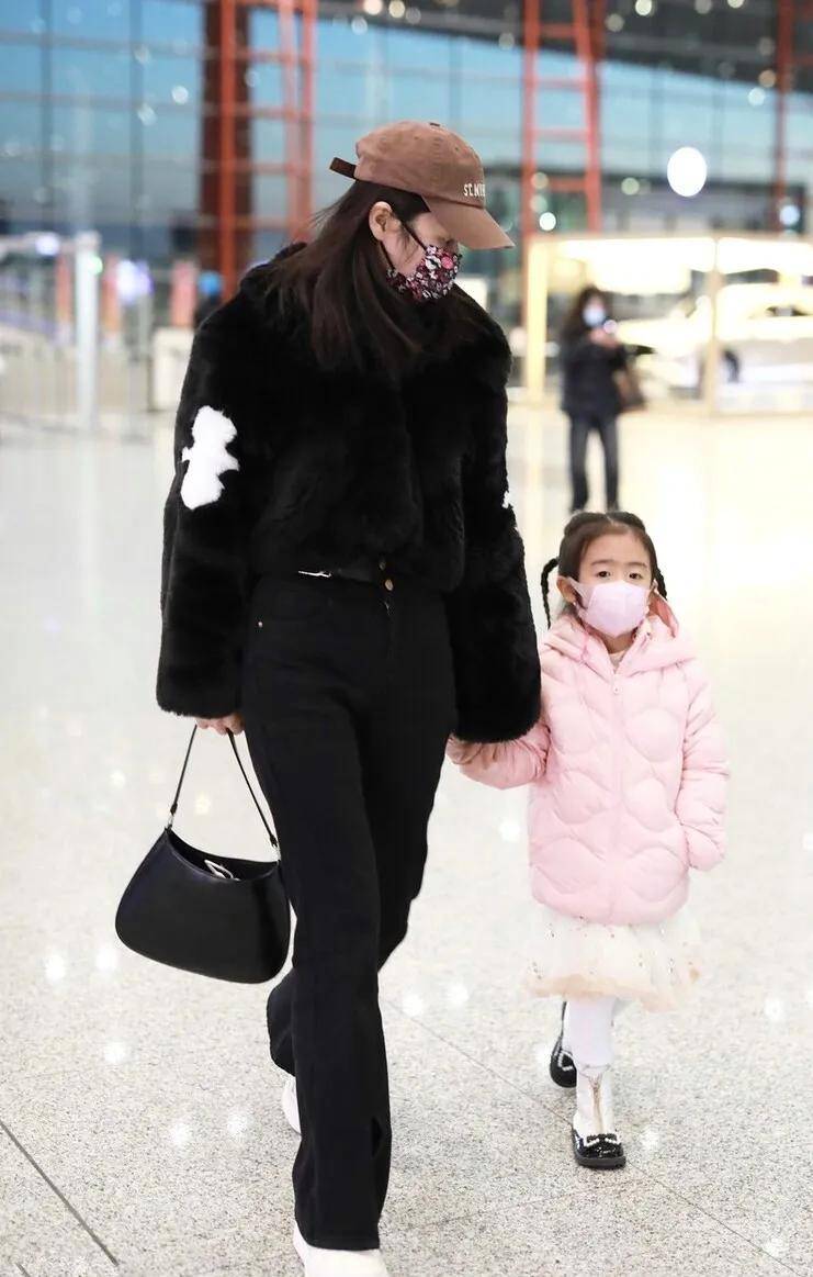 颖儿母女牵手出行画面温馨,4岁小月亮打扮粉美可爱,眉眼像爸爸_付辛博