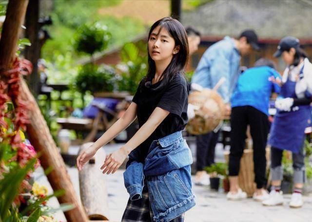 18岁张子枫1千5衬衫配马尾,同框谭松韵,相差12岁少女感不相上下_牛仔