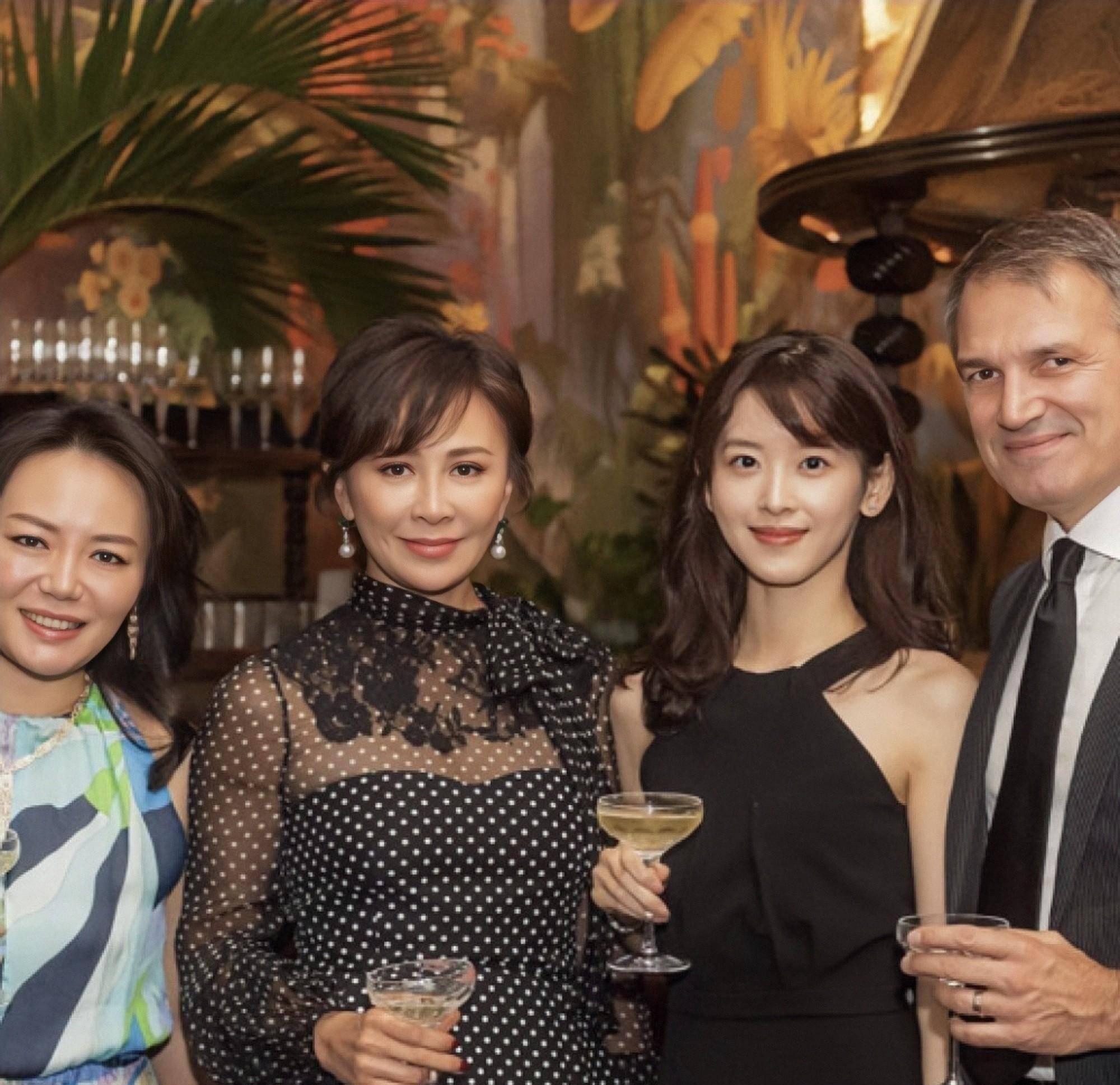 百亿名媛为章泽天庆生,章子怡刘嘉玲气质被碾压_刘强东_照片_奶茶