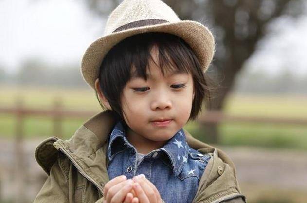 kimi开挂式长高,奶声奶气的小萌娃长成大男孩,阳光帅气不减当年