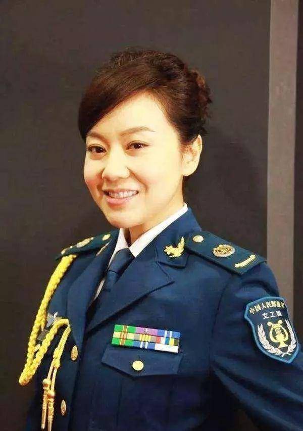 7位軍裝從軍女星老照,孫儷英姿颯爽,劉濤滿臉嬰兒肥_劉曉慶_袁立_女兵