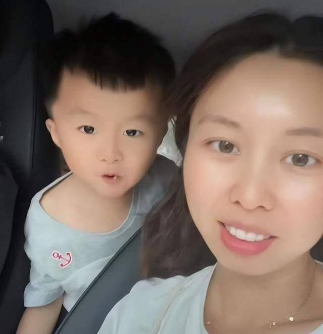 田静直播后晒全家福,表态人生很长慢慢过,评论区质疑声不断_许妈_姚爸