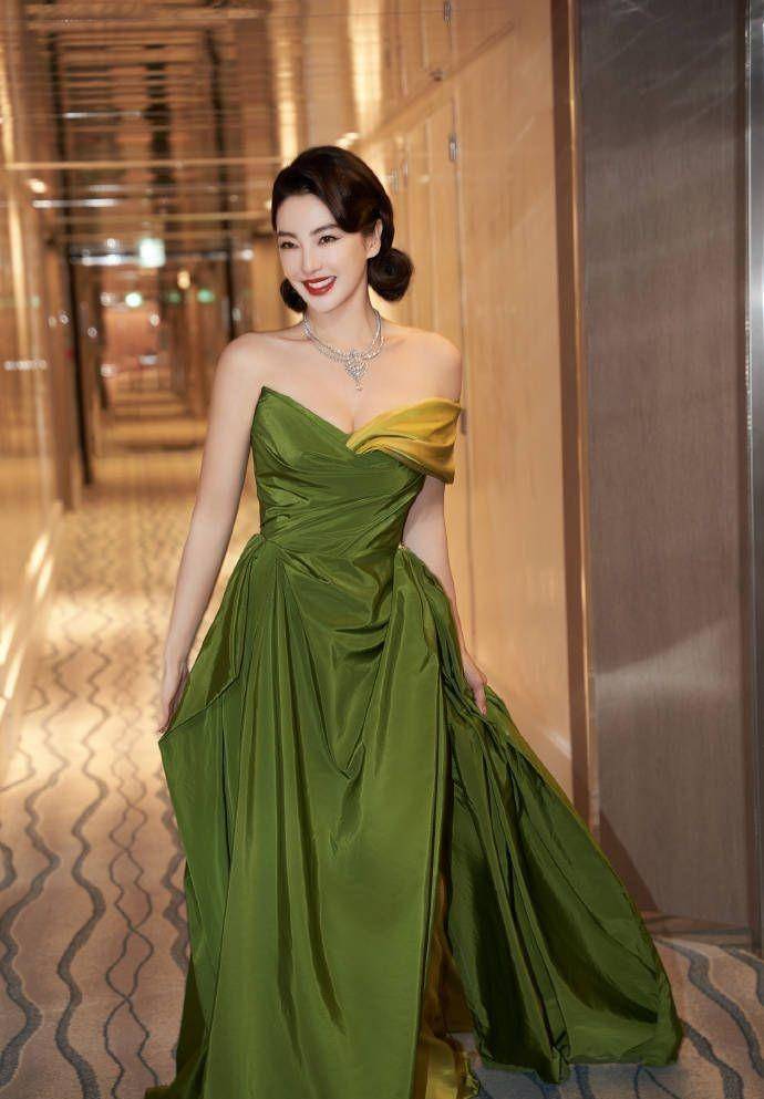 时光倒流,张雨绮以2013年绿裙造型再现,变身复古名星_魅力_时尚_绿色