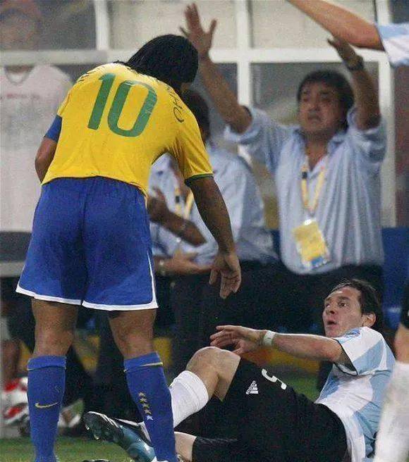 还记得那年将梅西抗在肩上的小罗吗?