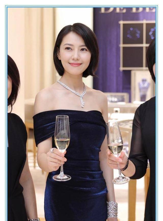 当高圆圆与杨颖同穿蓝色露肩裙,才知道年龄和气质哪个更重要!