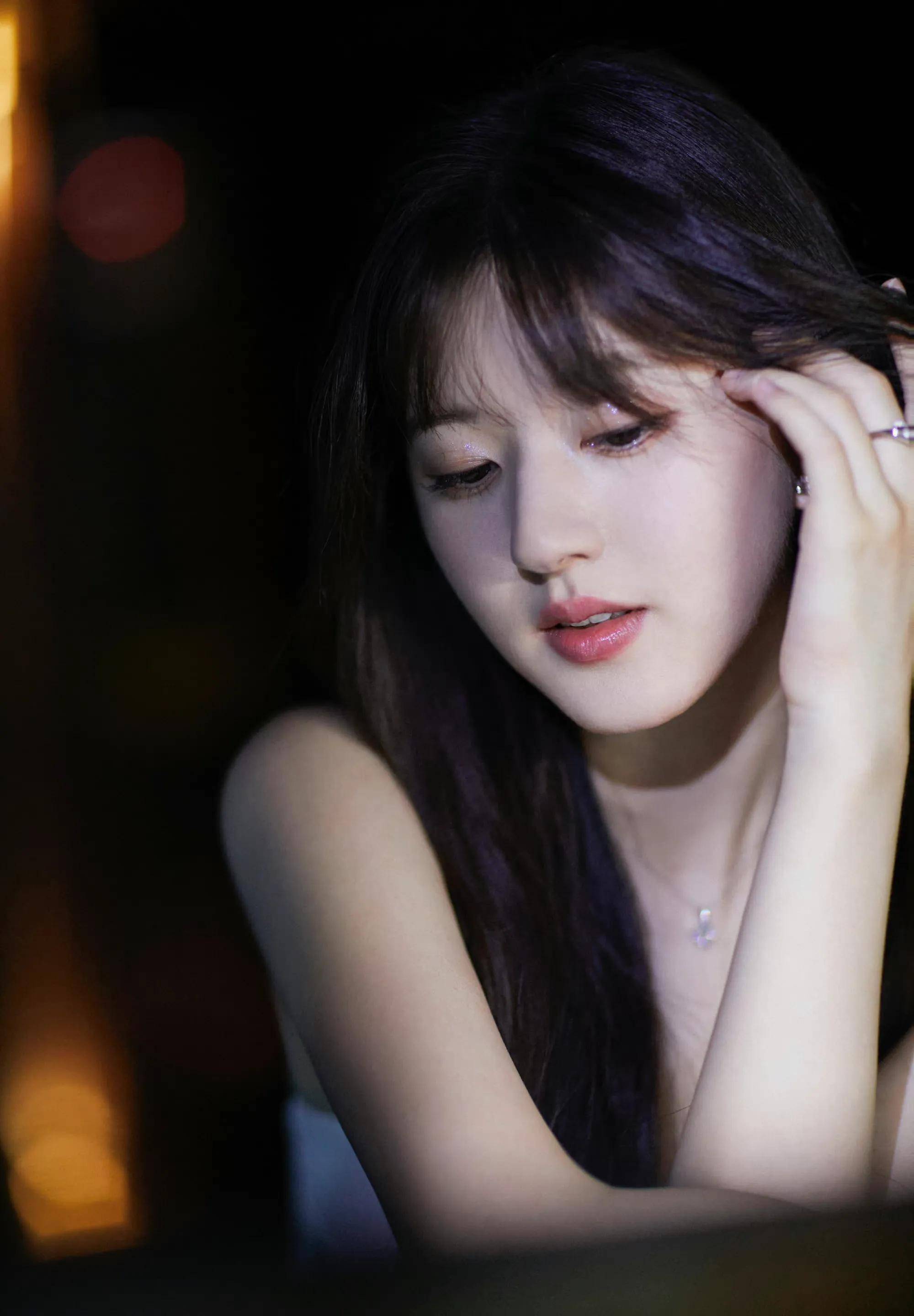 赵露思早秋光影写真拍摄,身穿白色吊带裙,清纯又好色_钻石_照片_长发