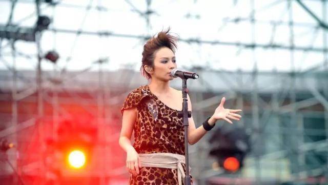 参加《蒙面唱将》开口就被认出,果然有她才是飞儿乐队_faye_雯婷_王菲