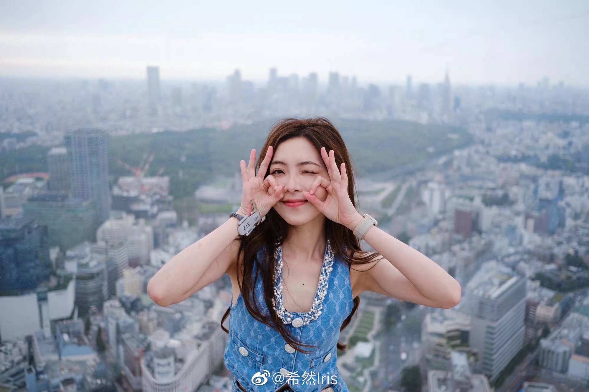 lol解说希然发布近照_风格