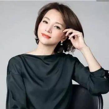 董卿带娃出游,独自推婴儿车累得满头大汗,萌娃小奶音叫外婆超萌_儿子