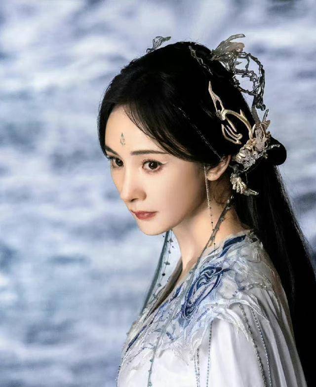 狐妖,用头发代替耳朵,剧组真用心,杨幂戏服多达9套,美哭了_造型_月红