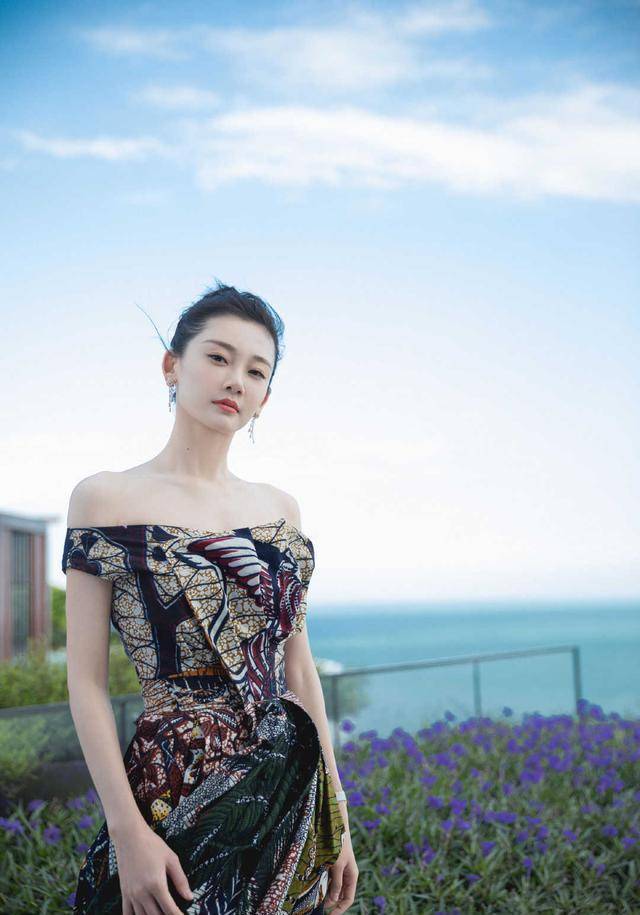 郑恺携"有喜"女子亮相,苗苗穿红色抹身材裙真喜庆,孕妇肚好明显