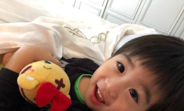 陈若仪晒双胞胎萌照:jenson除了遥控器,也很喜欢开车车_凯凯_林志颖