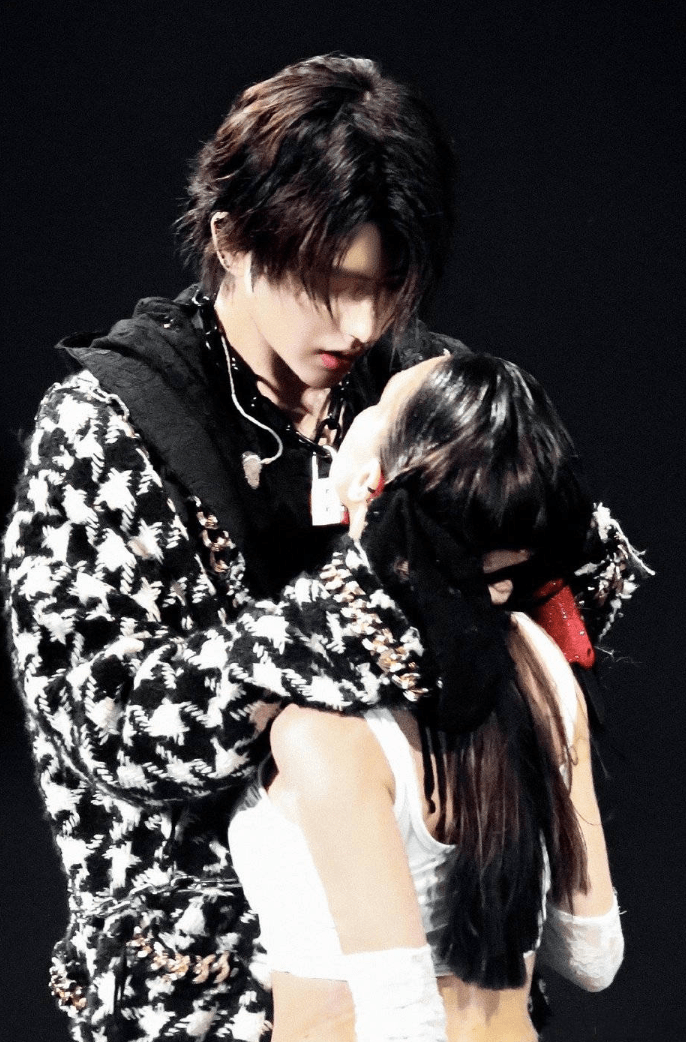 蔡徐坤一夜风流,珠胎暗结!当事女生信息被扒,猪队友竟是蔡母?