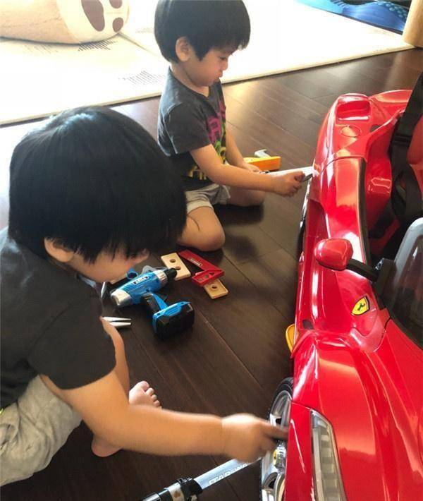 陈若仪晒双胞胎萌照:jenson除了遥控器,也很喜欢开车车_凯凯_林志颖