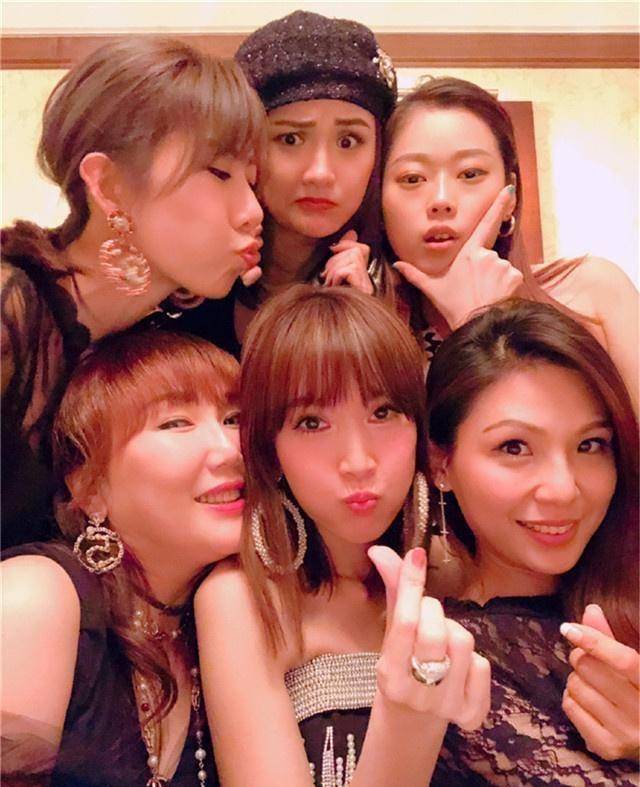 陈若仪和闺蜜们一起庆生对着生日蛋糕许愿嘟嘴吹蜡烛_生活_照片_妈咪