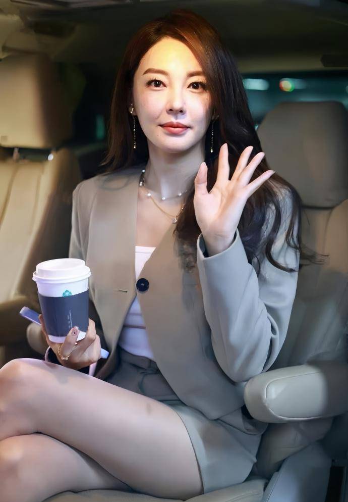 张雨绮肉色紧身裤短裤的时尚穿搭尽显个性与时尚品味_姐姐_丝袜_人物