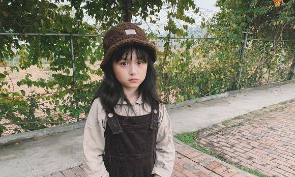 从刘楚恬的照片来看,她是个名副其实的"小潮童.