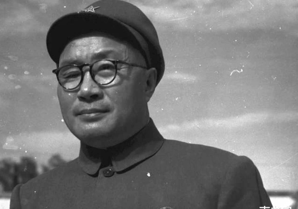 59年国庆,5位开国元帅身穿军装合影,林帅站在C位,个个气质不俗 - 史海钩沉