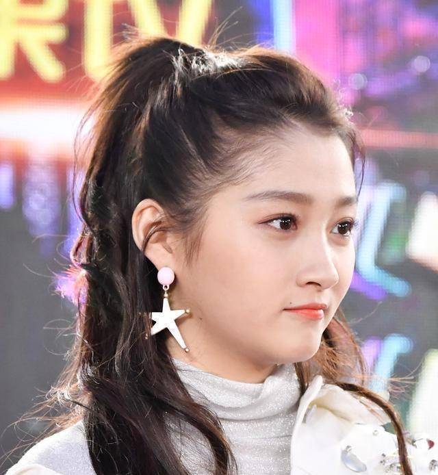 都说她土的可以, 但仍挡不住她在娱乐圈火的一塌糊涂_关晓彤_身材