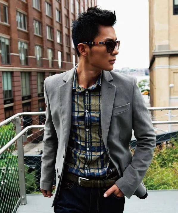 作为老板,李晨不仅亲自担任dj,还为到场的每一桌赠送一瓶价值5200元的