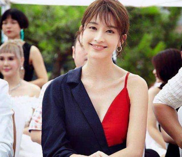 出道十年的张俪,事业未成,感情坎坷,现如今与小鲜肉相爱_女明星_什么