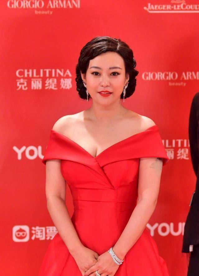 郝蕾胖得认不出了?发型老气像得罪了造型师!