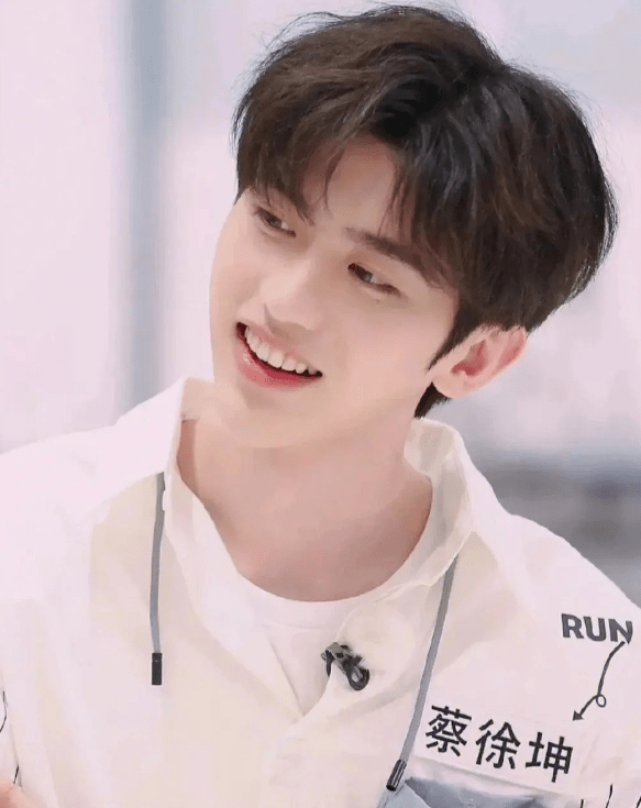 网传蔡徐坤疑似塌房,最大败笔竟是蔡妈妈?