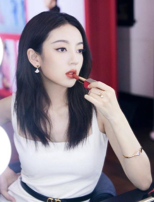 "陆盈盈"何瑞贤气质真好,小白裙也穿得明艳动人,于正眼光真毒_裙子