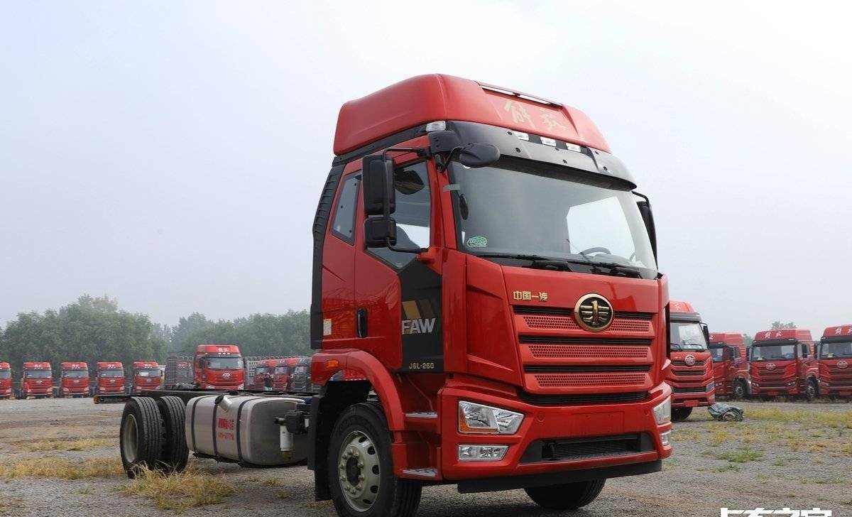 6缸260马力高顶双卧,一汽解放j6l尊享版堪称绿通运输利器_搜狐汽车