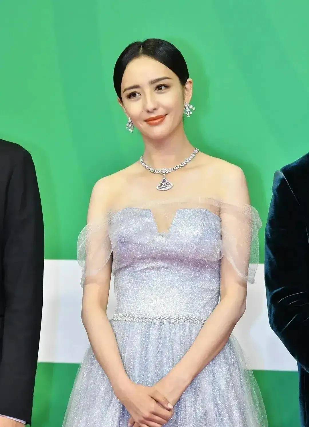 39岁佟丽娅形体走样,穿薄纱裙却全程挺着肚子,真的失了优雅气质_身材