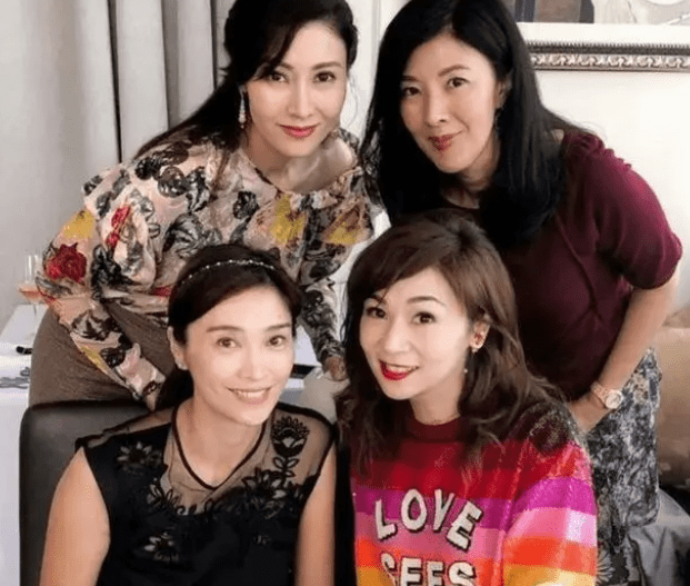 刘銮雄罕见公开亮相,穿着睡衣与李嘉欣闺蜜聚会,甘比也陪同在场_李茂