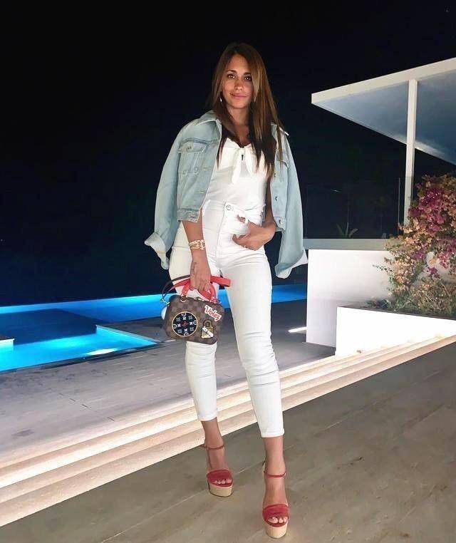 梅西夫妇豪宅为儿子庆生,妻子穿背心配白裤,身材高挑气质出众