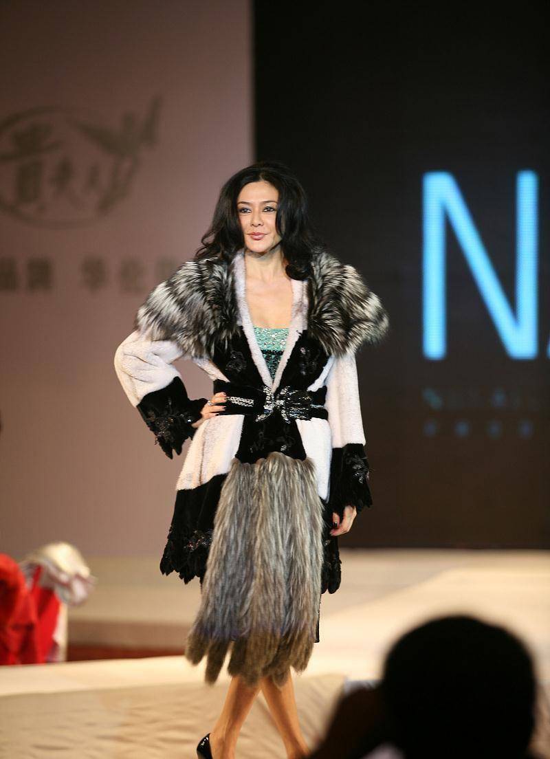 关之琳这样穿真时髦,拼色"皮草"披肩配连衣裙,气质高贵又优雅_时尚