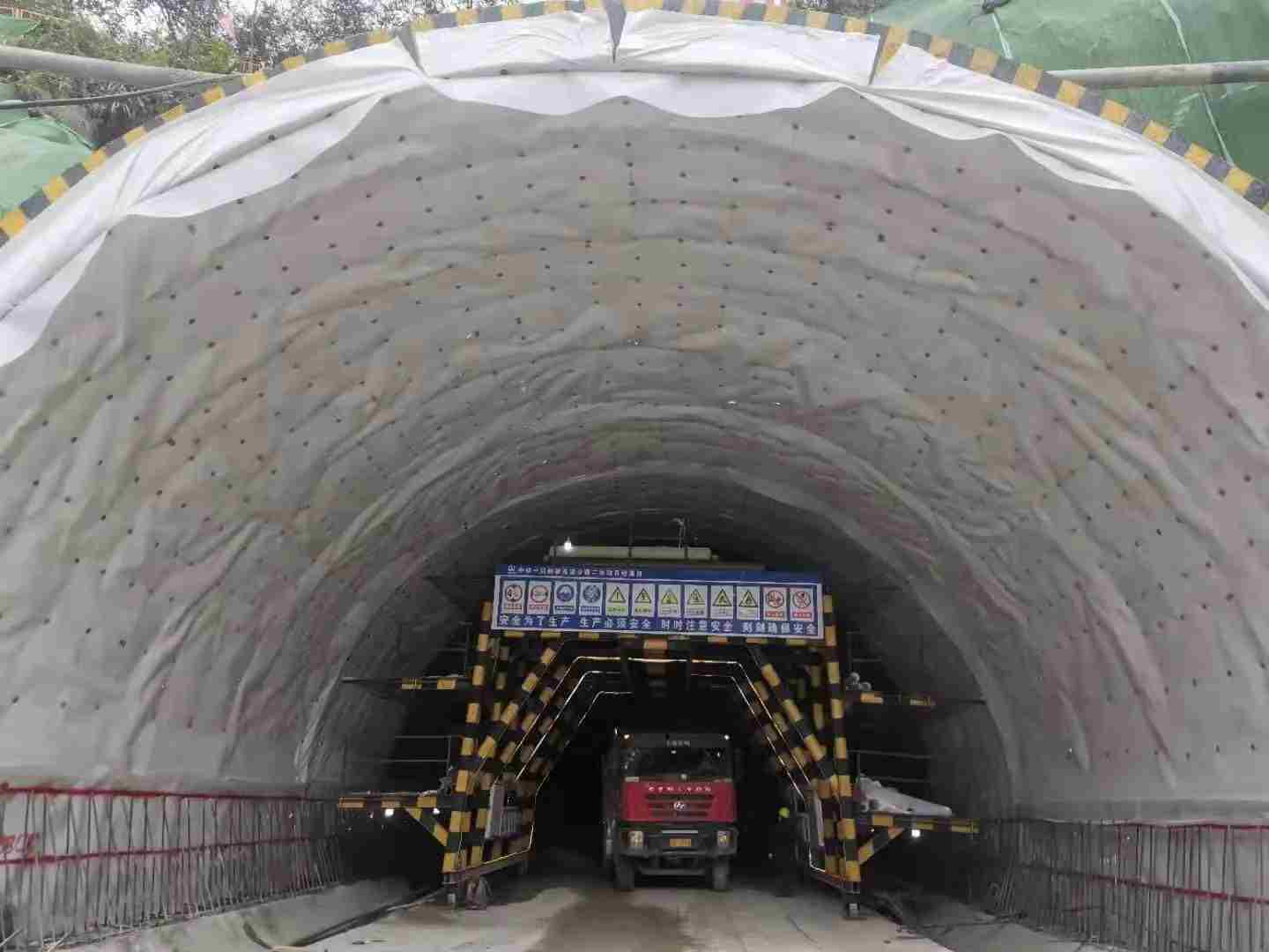 5,隧道防水板施工工艺要保证防水层具有连接整体密封性;6,如隧道进