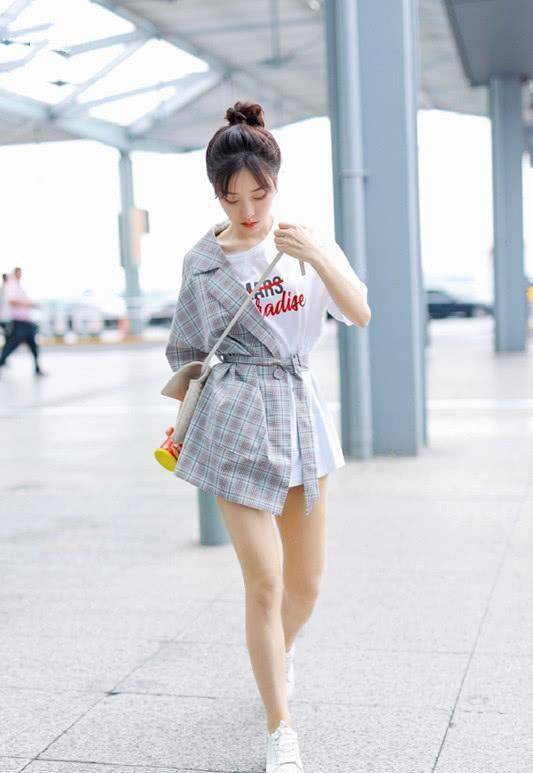 白色_鞋子_苗条身材