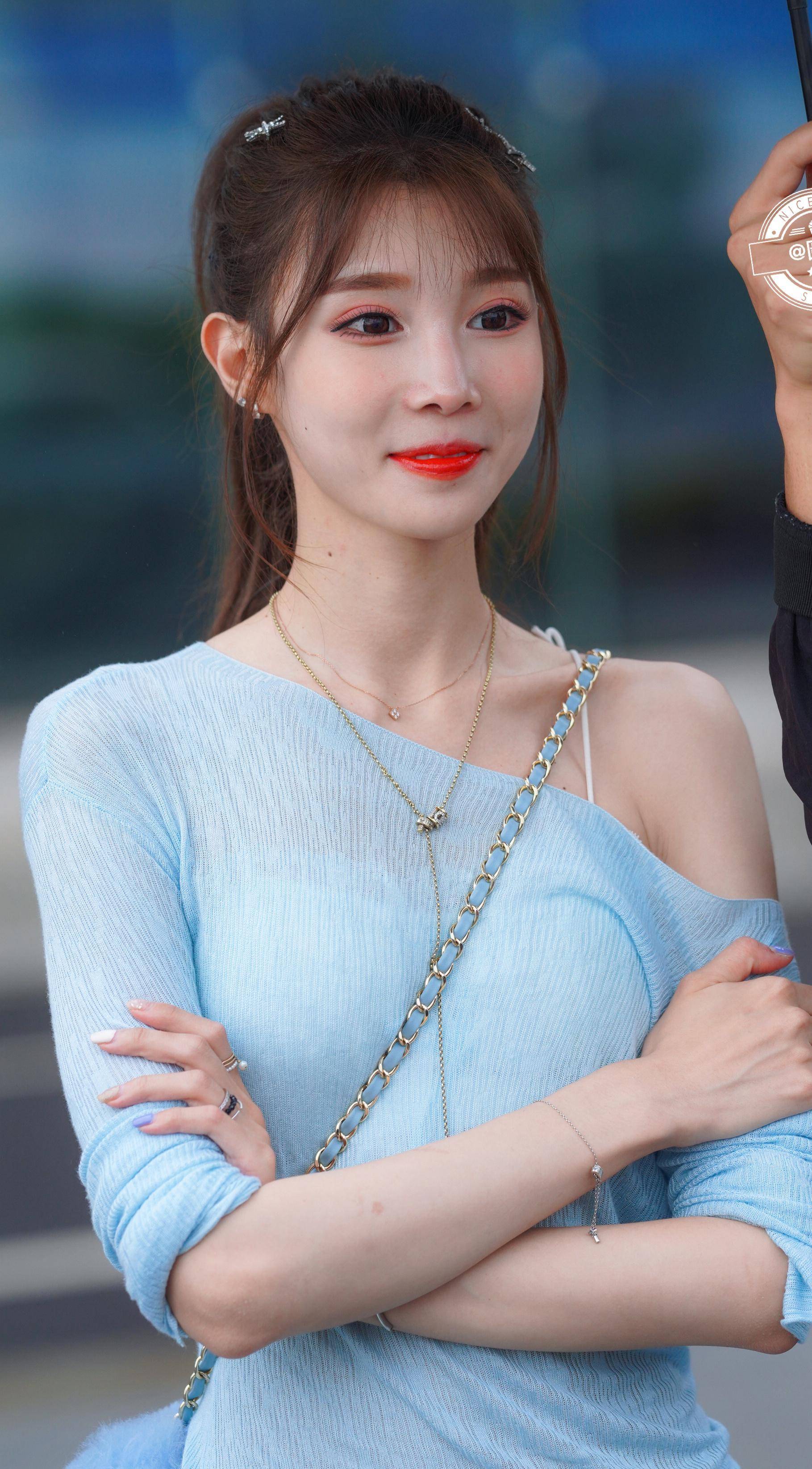 外貌极其可爱妖娆的小姐姐街拍中身材极其纤细