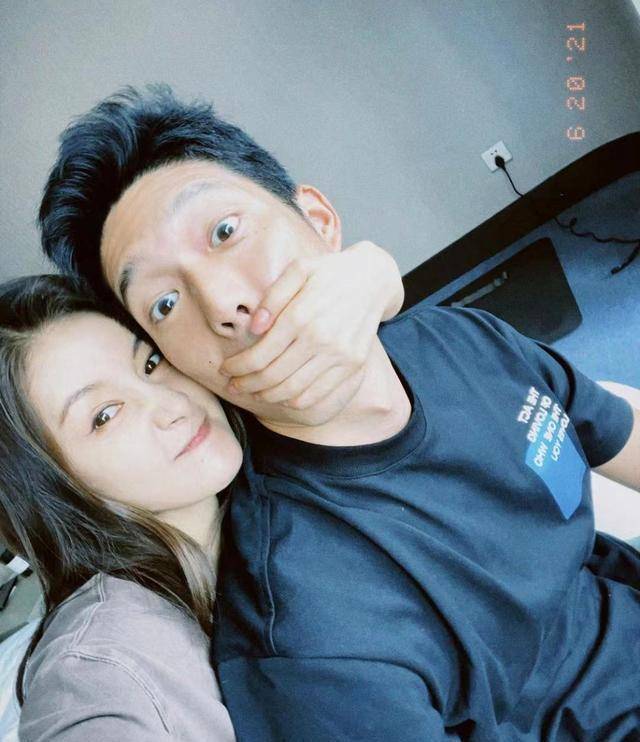 王子文吴永恩散步犹如偶像剧,搂腰搭肩牵手互看手机花式秀恩爱_男友