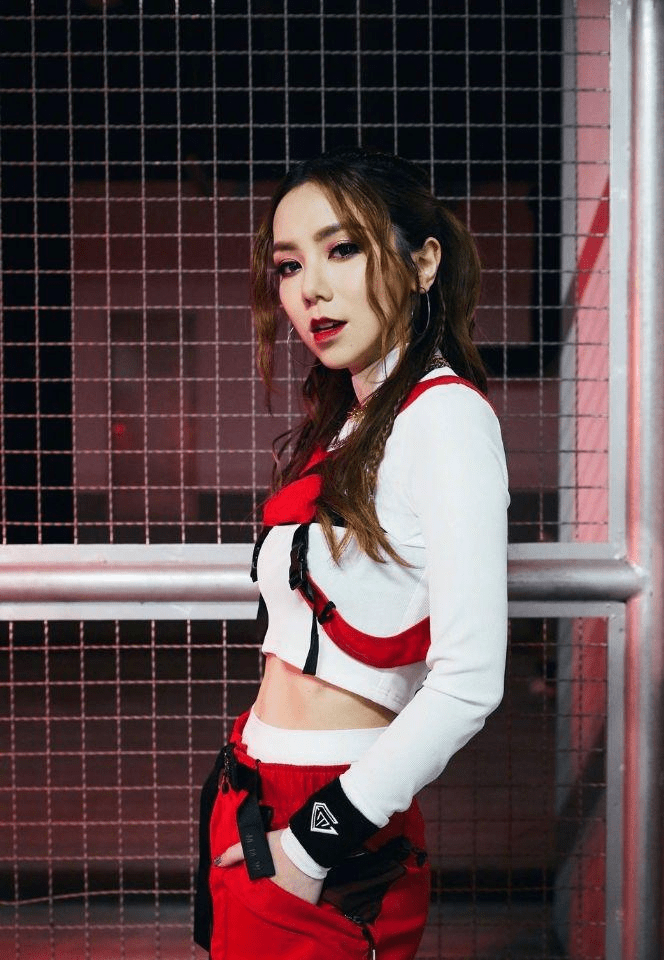 邓紫棋晒健身照,瘦得只剩腹肌,和男友劲舞做"扩身材运动"_华晨宇_社交