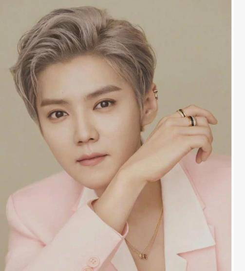 鹿晗一身粉色西装出镜,少年感十足,这是他第三个顶奢产品代言_gucci