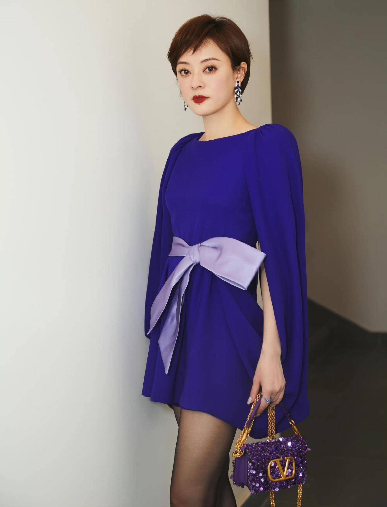 飞天奖红毯生图:殷桃高贵优雅,关晓彤太雄壮,王鸥红裙美出天际_礼服