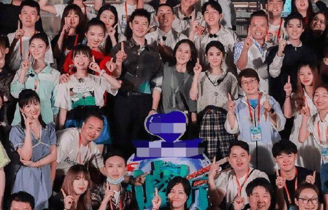 《中餐厅4》深夜杀青,截图放大两倍,合照中赵丽颖站位令人满意_张亮