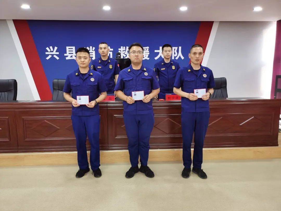 吕梁市消防支队为375名政府专职消防员配发工作证件_队伍_身份_管理