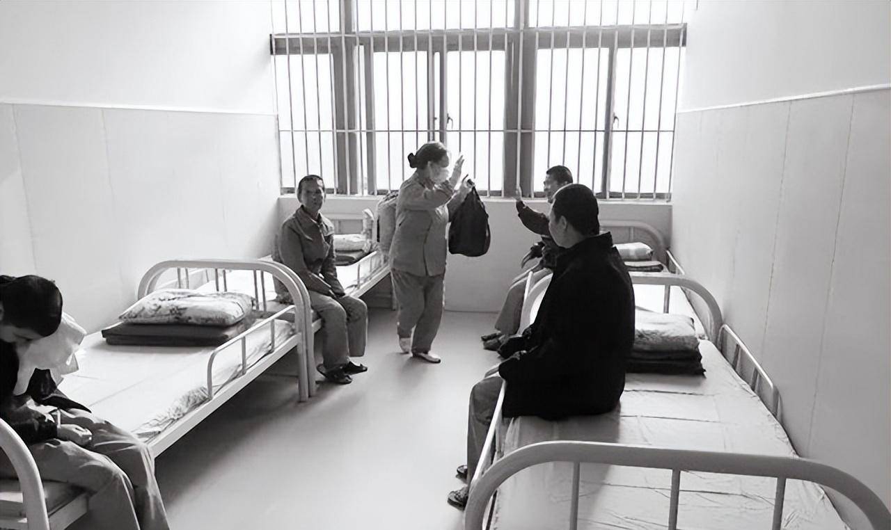 03年大学生因"三无"收容被害,涉案人员全部判刑,一项法规废除_孙志刚