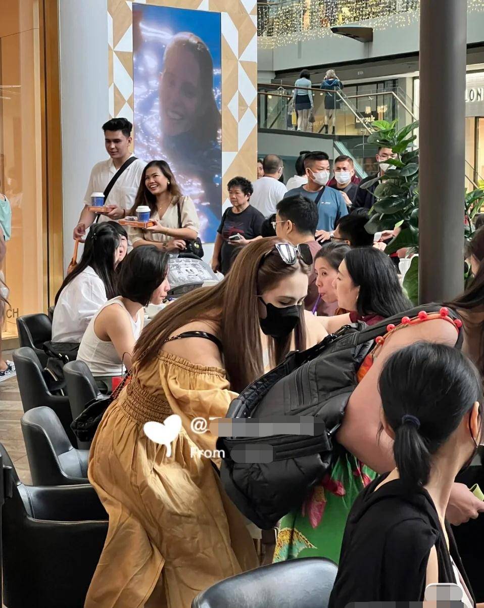 昆凌街头被偶遇,背2万奢侈包裙子皱仪态遭批,7岁女儿身高瞩目_网友