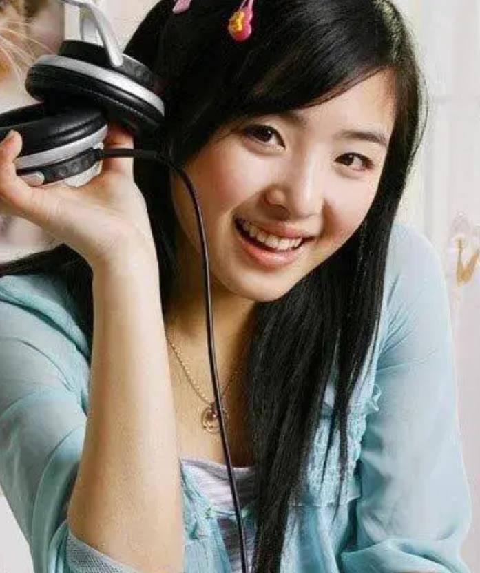 后来,张含韵的成功,很快就成了记者采访的对象,经常跑到学校去拍照