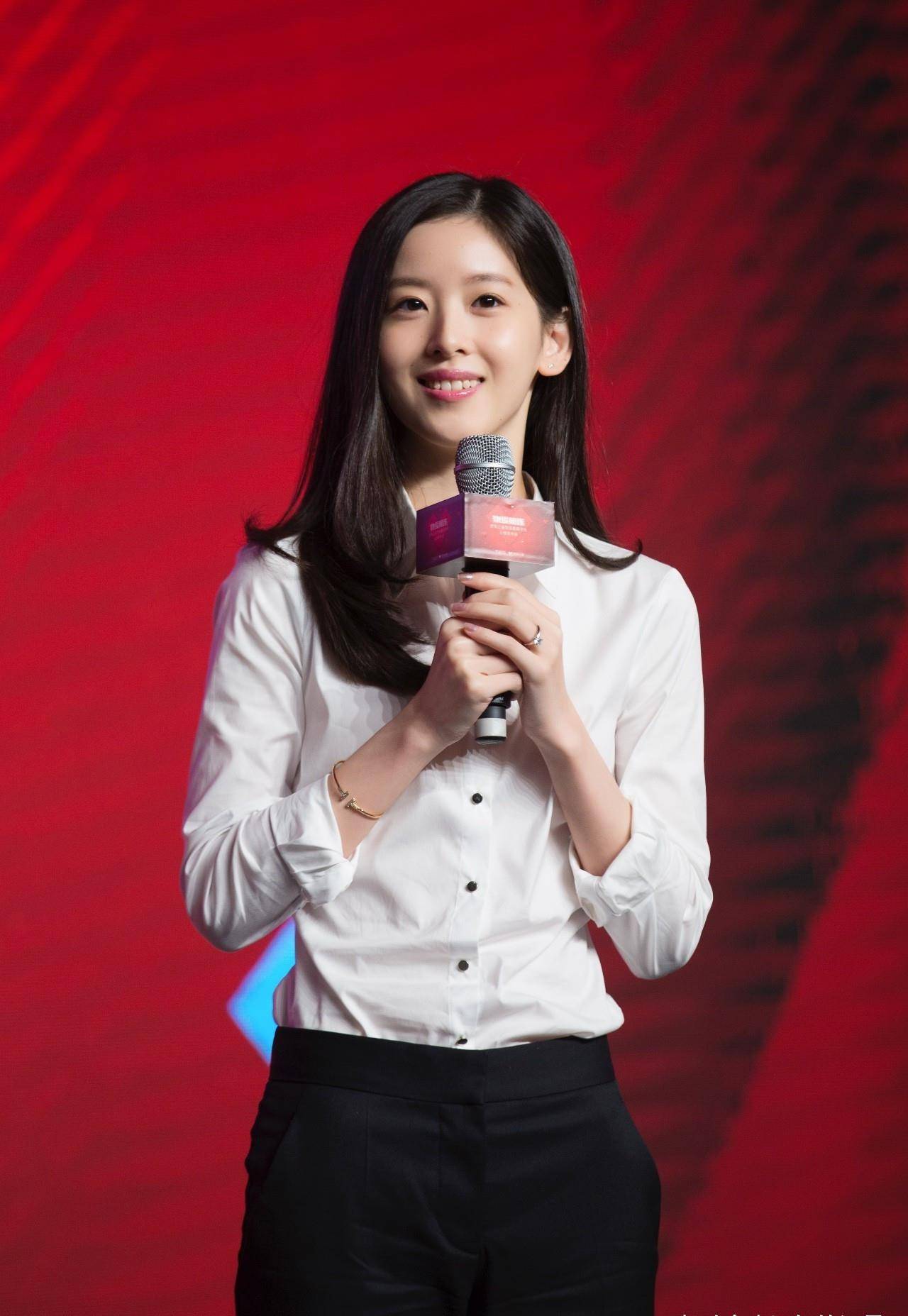 27岁章泽天出席宴会坐主桌,瘦得只有70斤,又白又美不输女星_气质_网友