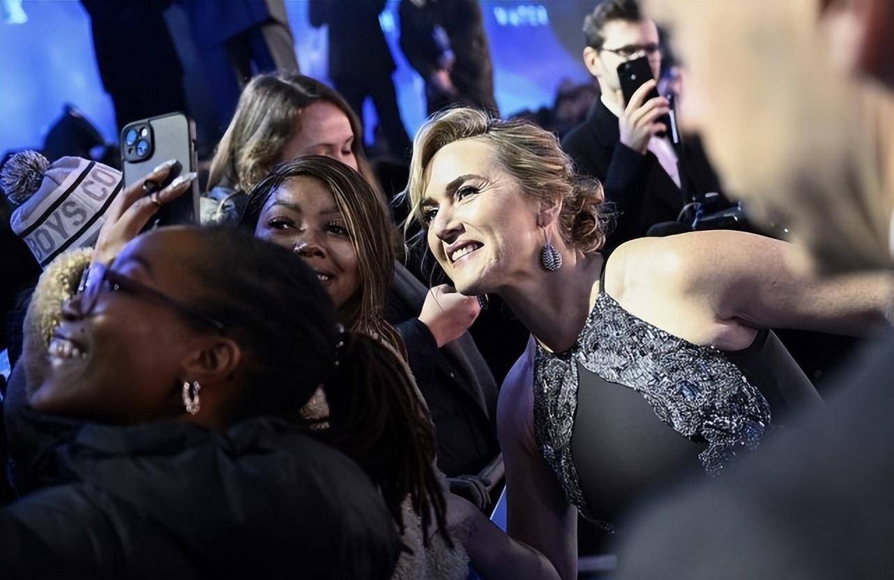 47岁凯特·温斯莱特久违闪耀红毯,穿挂脖裙变壮硕了,自信又真实_电影