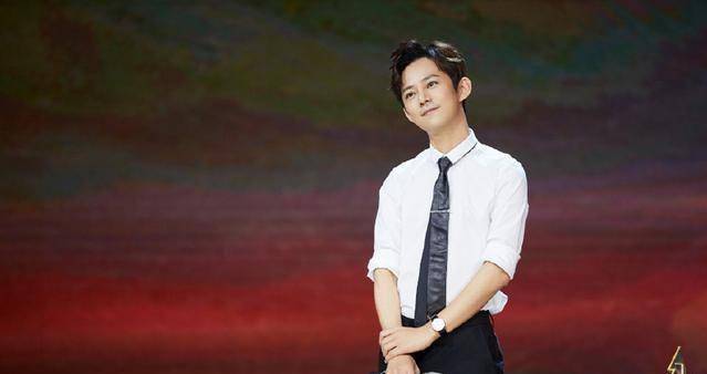 《幻乐之城》岳云鹏见到王菲直接腿软了,脱掉衣服露出8个字亮了_何炅