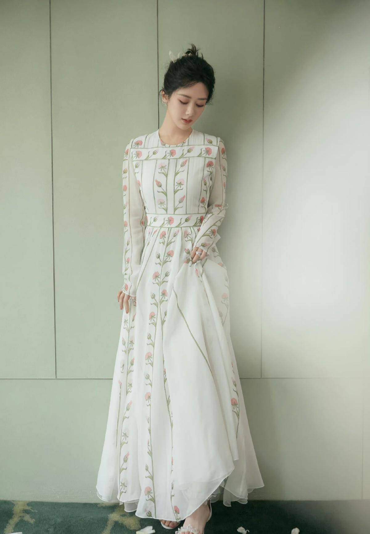 杨紫最新美照身材被质疑!