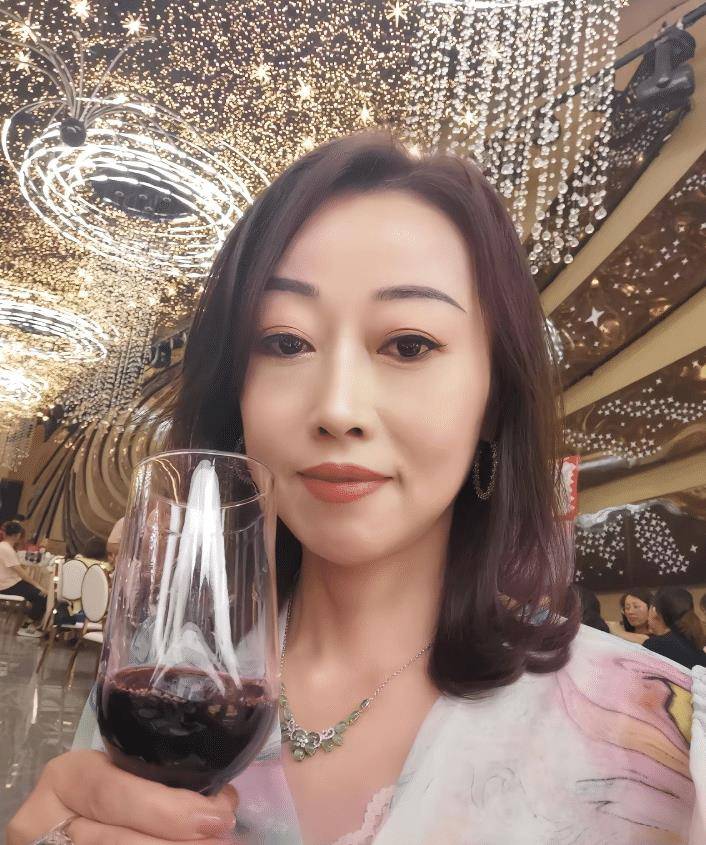 陈坚雄太太黄敏回应是否会再婚的问题,她表示一切都需要看缘分_粤语